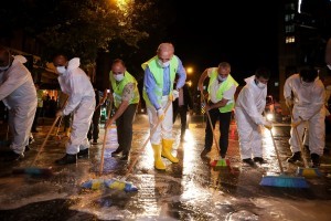 Başkan Yıldırım, Temizlik İşçileri ile Caddeyi Temizledi